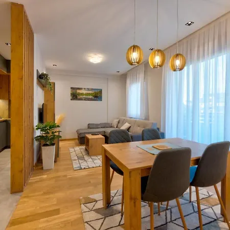 Kalman-srebrna Pahulja Centar-garazno Mesto Zlatibor